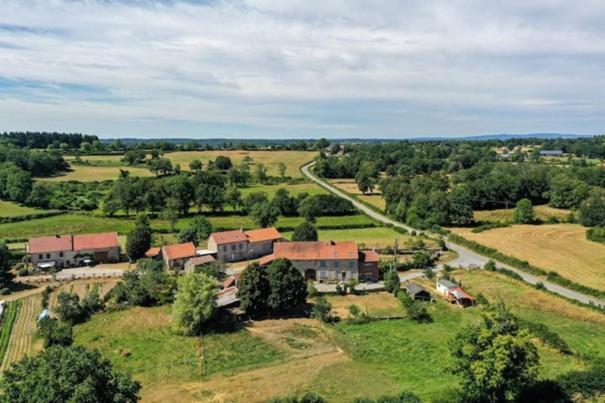 Roue D'Escampette Gite D'Etape Et De Sejour Champagnat  Exteriér fotografie